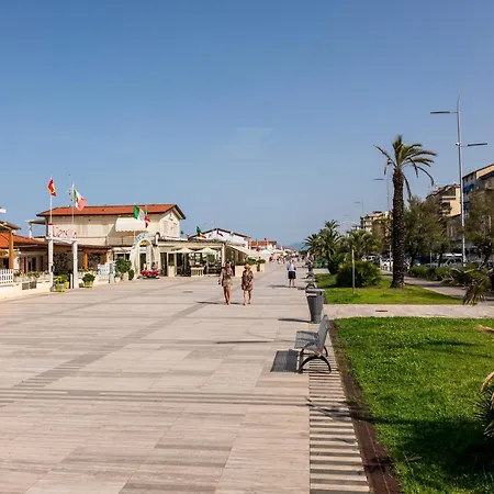 Versilia Residence - Fronte Mare Lido di Camaiore Exterior photo
