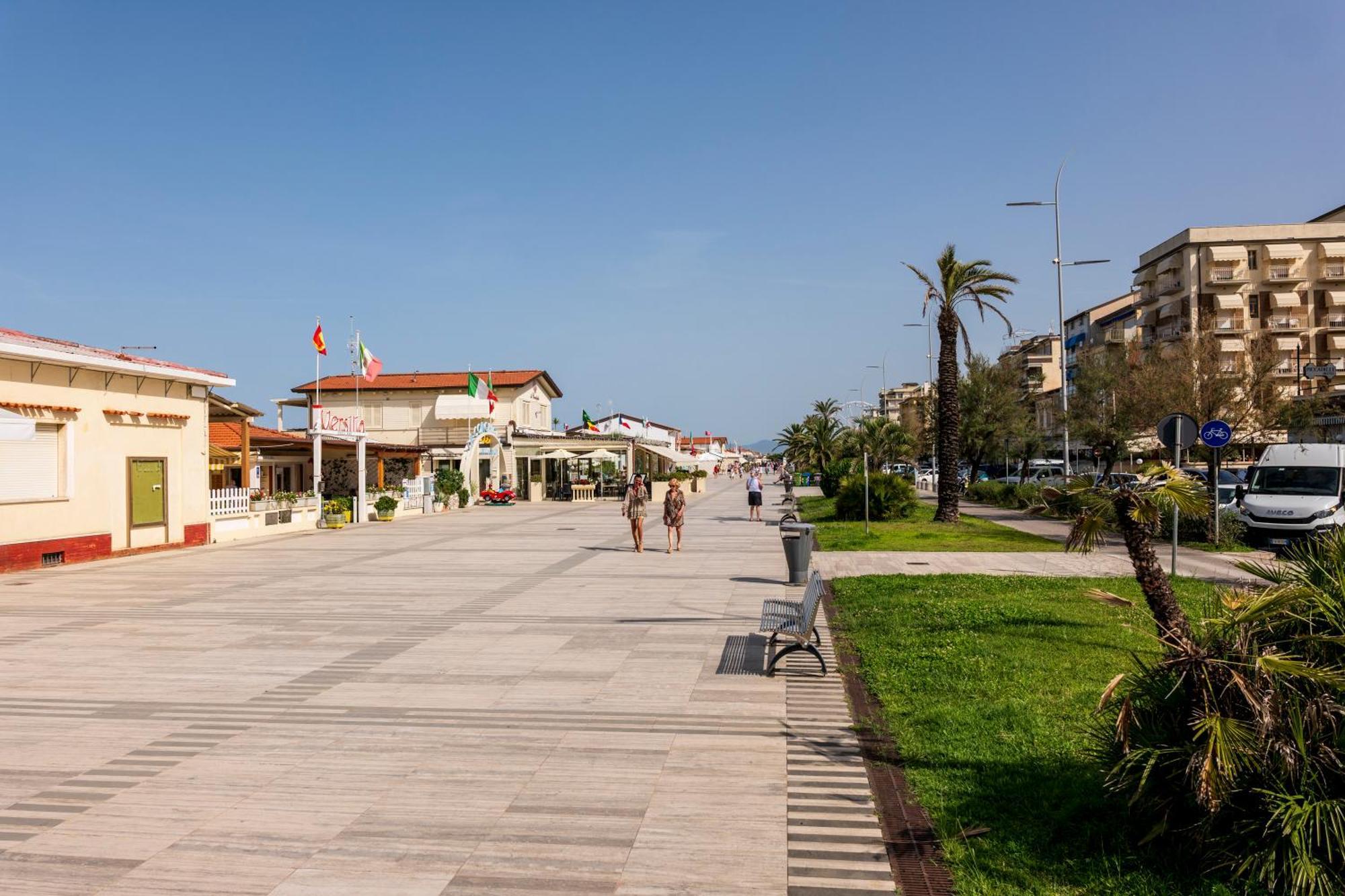 Versilia - Fronte Mare * Lido di Camaiore